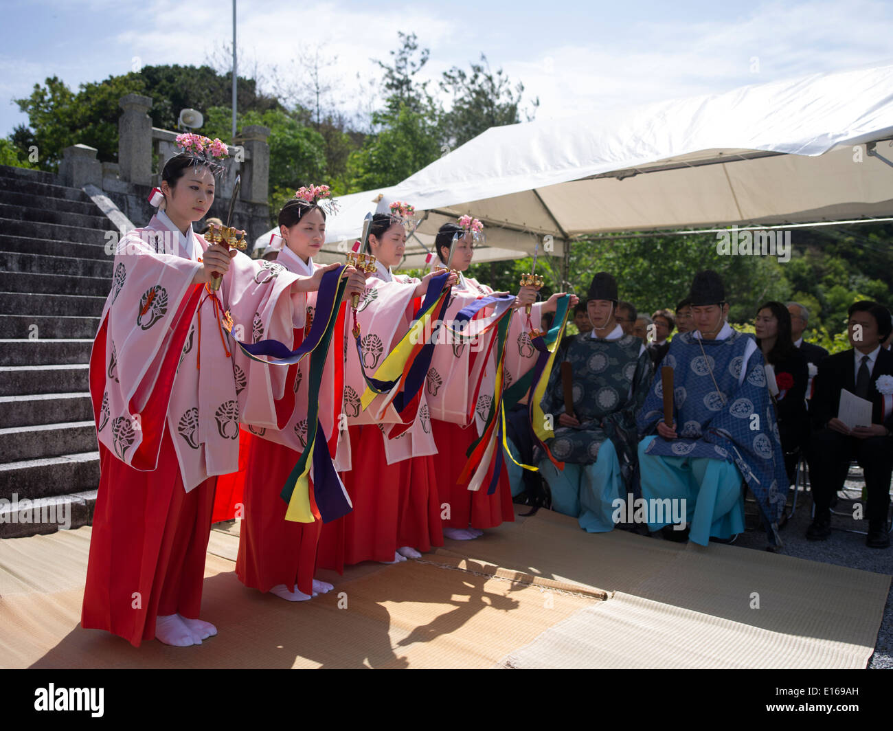 Miko exécuter une danse à Tousosai festival à Touzan de culte à la mémoire de Jean-michel Bony Ri 4 mai. Arita, Préfecture de Saga au Japon. Banque D'Images