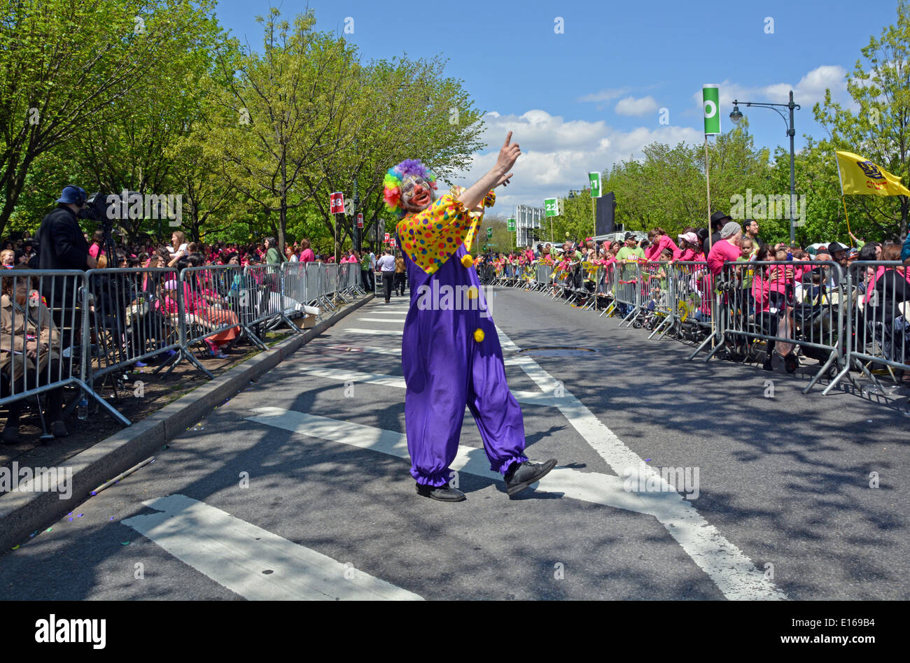 L'homme juif religieux vêtu comme un clown à la parade de Lag Baomer à Crown Heights, Brooklyn, New York Banque D'Images