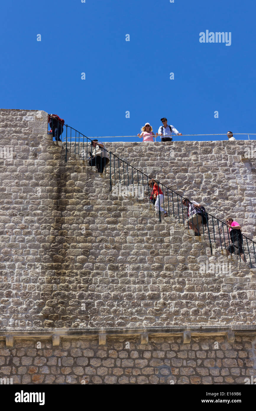 Les murs de marche de la vieille ville de Dubrovnik Banque D'Images