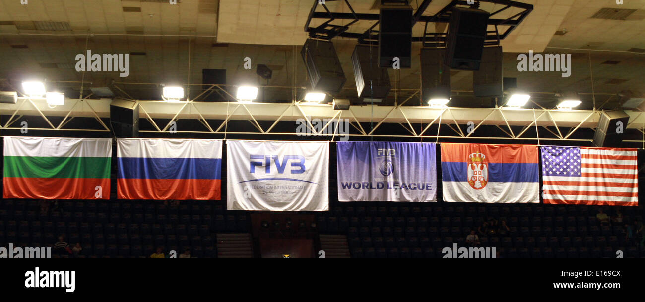 Varna, Bulgarie. 6 mai, 2014. Les drapeaux de la ligue mondiale de volley-ball 2014, poule B, de gauche La Bulgarie, la Russie, la Fédération Internationale de Volleyball, la ligue mondiale, en Serbie et aux Etats-Unis ;.Volley-ball Ligue Mondiale, poule B, premier match du jour, le 24 mai 2014, Sport et Conrgress Hall, Varna, Bulgarie, Bulgarie l'équipe de vs Team USA, © Wolfgang Fehrmann/Wolfgang Fehrmann/ZUMAPRESS.com/Alamy Live News Banque D'Images