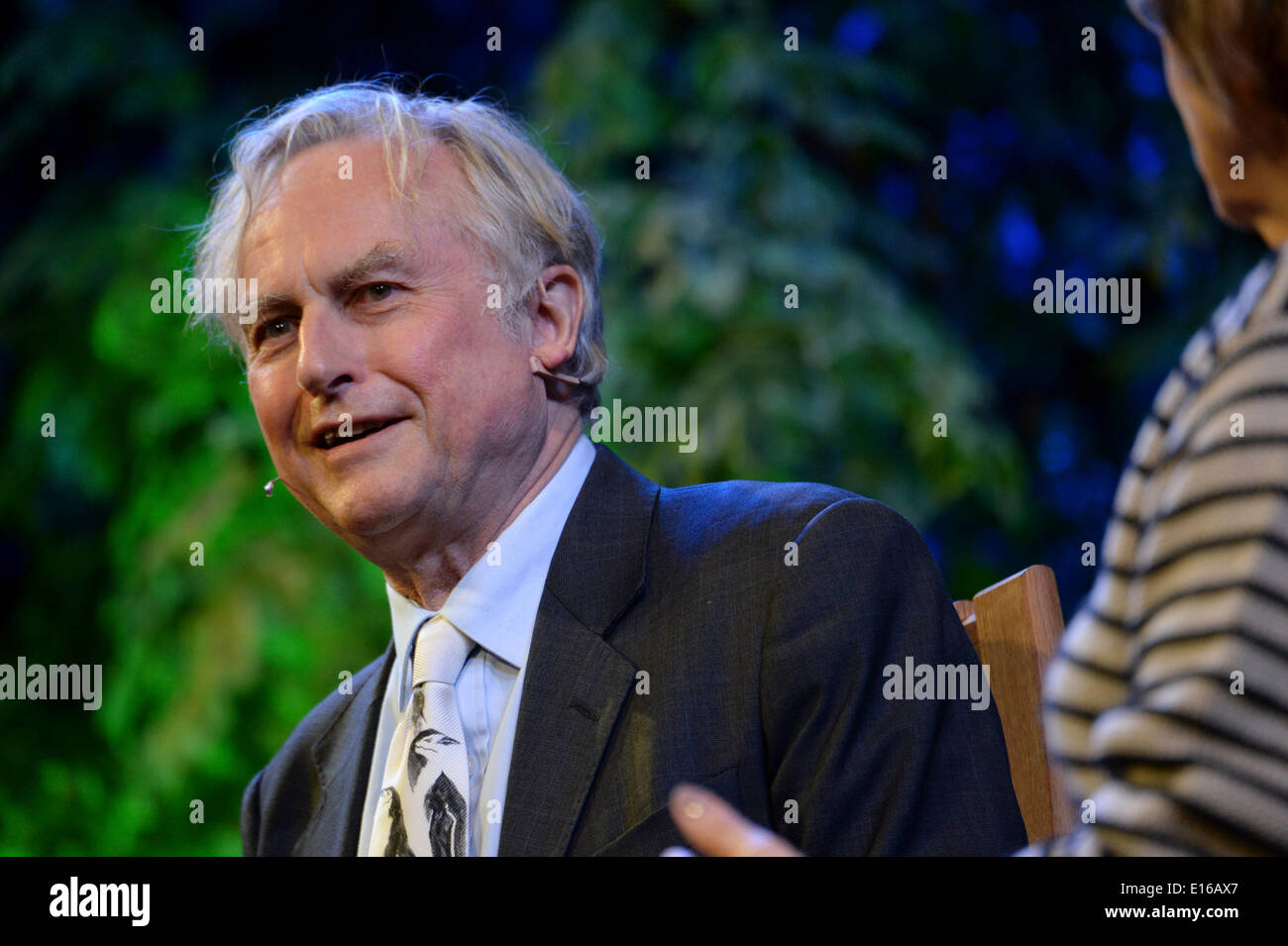 Hay-on-Wye, au Pays de Galles, Royaume-Uni Le samedi 24 mai 2014 Le généticien Richard Dawkins parle avec Joan Bakewell sur 'la réalisation d'un scientifique" sur le troisième jour de la 2014 Daily Telegraph Hay Festival de littérature, le Pays de Galles UK Crédit : Keith morris/Alamy Live News Banque D'Images