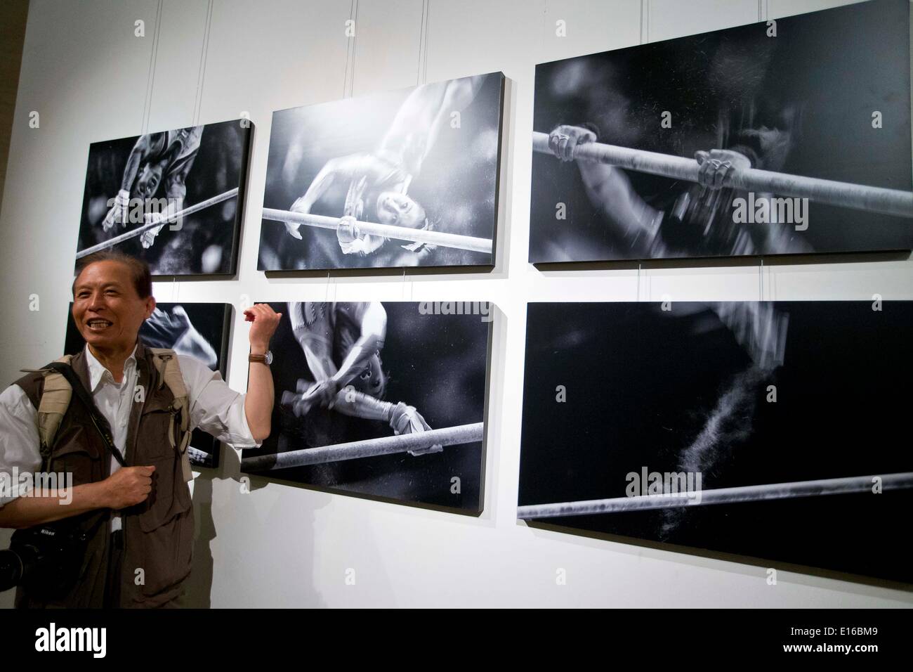 Beijing, Chine. 24 mai, 2014. Jia Guorong, gagnant, présente ses œuvres à la 10e China International Press Photo Contest (CHIPP) Exposition photos gagnantes à Beijing, capitale de Chine, le 24 mai 2014. L'exposition, l'affichage de 229 photos gagnantes, a débuté à la Chine Monument du millénaire le samedi. © Zhao Bing/Xinhua/Alamy Live News Banque D'Images