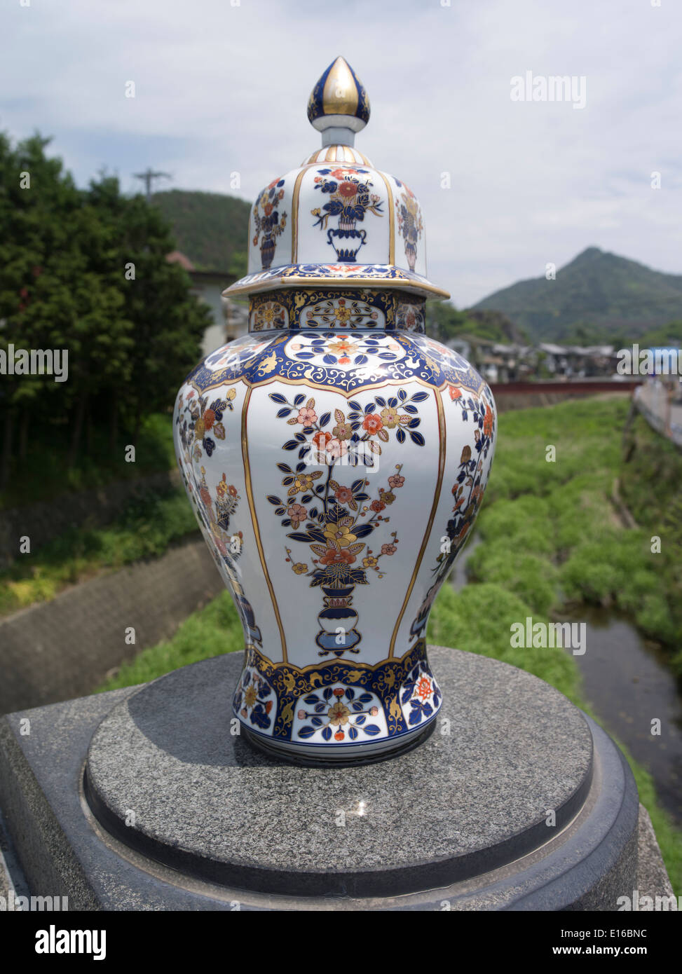 Vase en porcelaine Arita Yaki réplique sur le pont près du Musée de la Céramique Banque D'Images