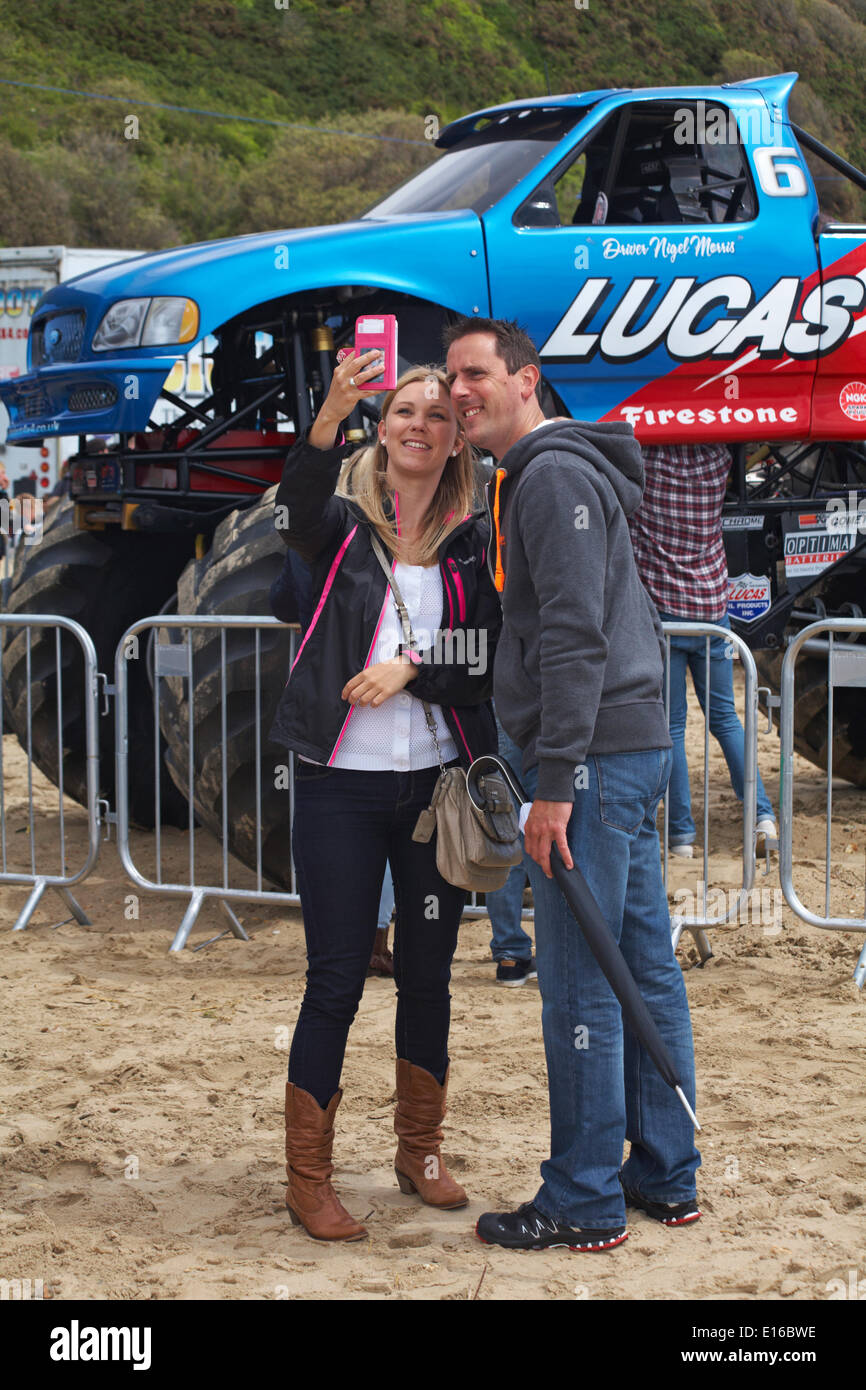 Couple qui en face de selfies Bigfoot monster truck le premier jour de la première en mai Festival Roues Bournemouth, Bournemouth, Dorset UK Crédit : Carolyn Jenkins/Alamy Live News. Banque D'Images