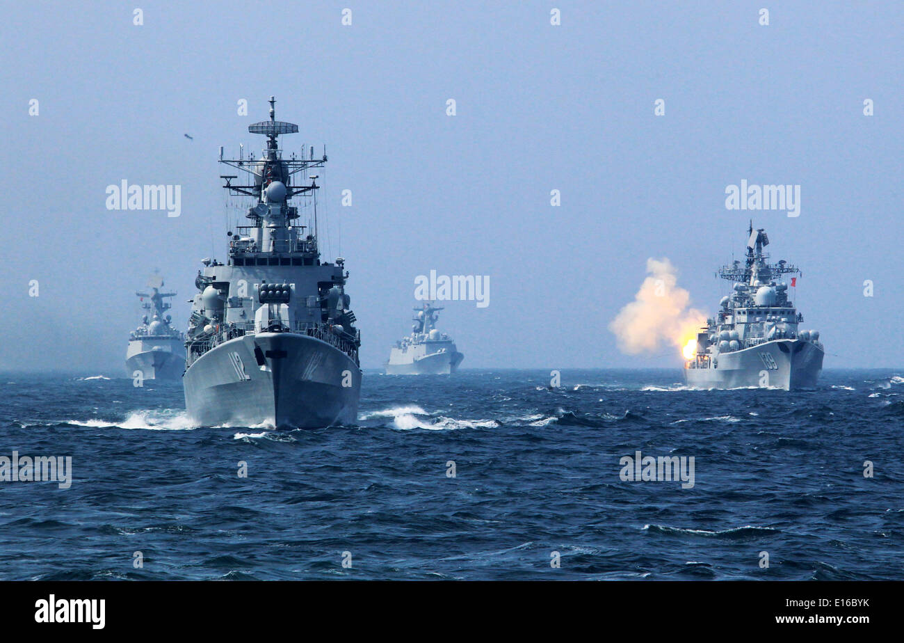 Mer de Chine orientale. 24 mai, 2014. Les missiles de la Chine Ningbo incendies de missiles anti-sous-marines au cours de l'exercice naval conjoint sino-russe sur la mer de Chine orientale, le 24 mai 2014. L 'exercice de trois jours de mer commune-2014' s'est achevée avec succès le samedi. Les marines chinoise et russe ont organisé des exercices, y compris des exercices d'escorte, et l'exercice d'identification d'aéronef mixte de défense aérienne et maritime des exercices d'agression. Credit : Zha Chunming/Xinhua/Alamy Live News Banque D'Images