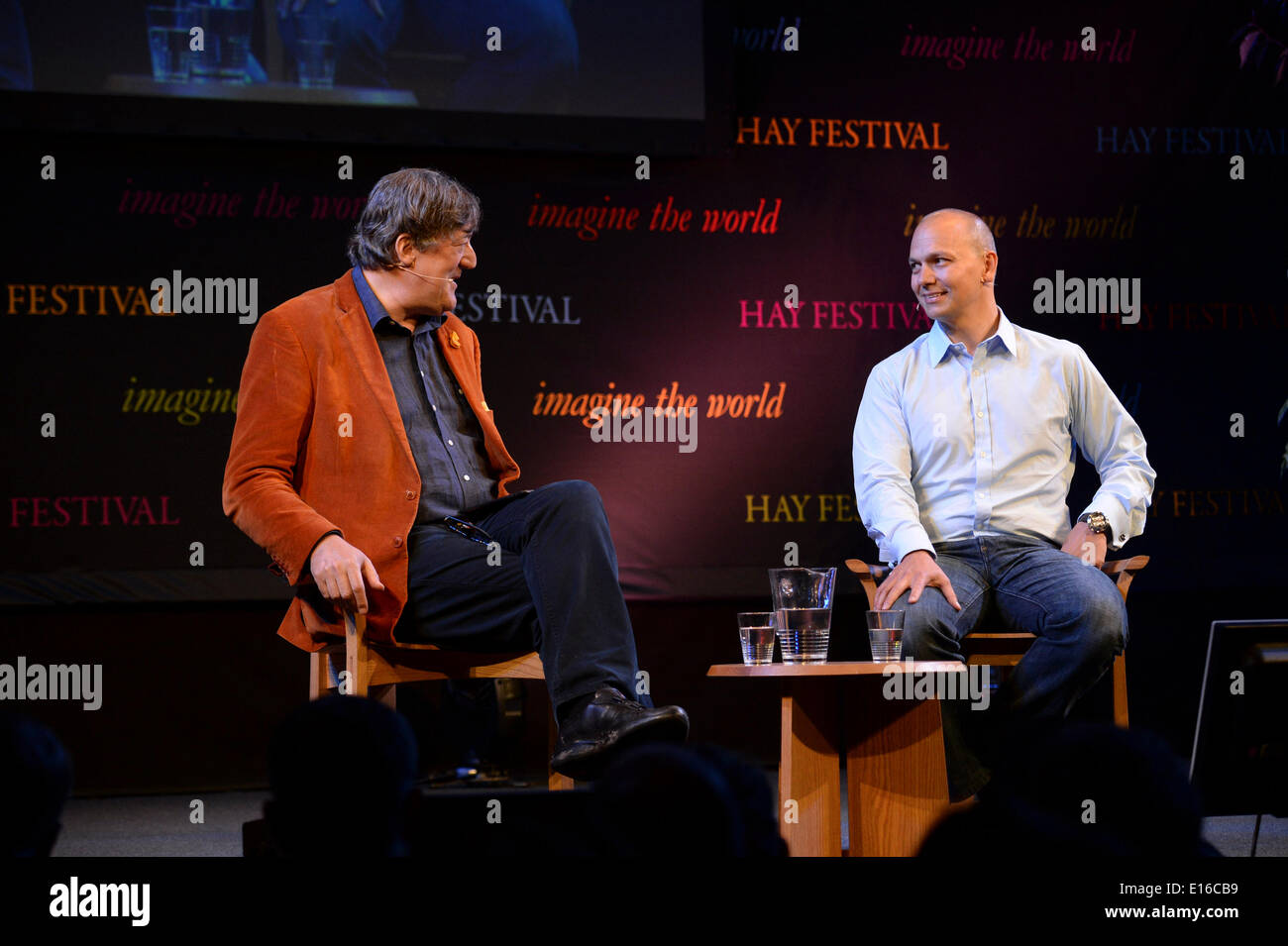 Hay-on-Wye, au Pays de Galles, Royaume-Uni Le samedi 24 mai 2014 Stephen Fry en conversation avec Tony Fadell, l'inventeur de l'iPod, sur scène le troisième jour de la Daily Telegraph 2014 Festival de littérature de Hay, le Pays de Galles UK Crédit : Keith morris/Alamy Live News Banque D'Images