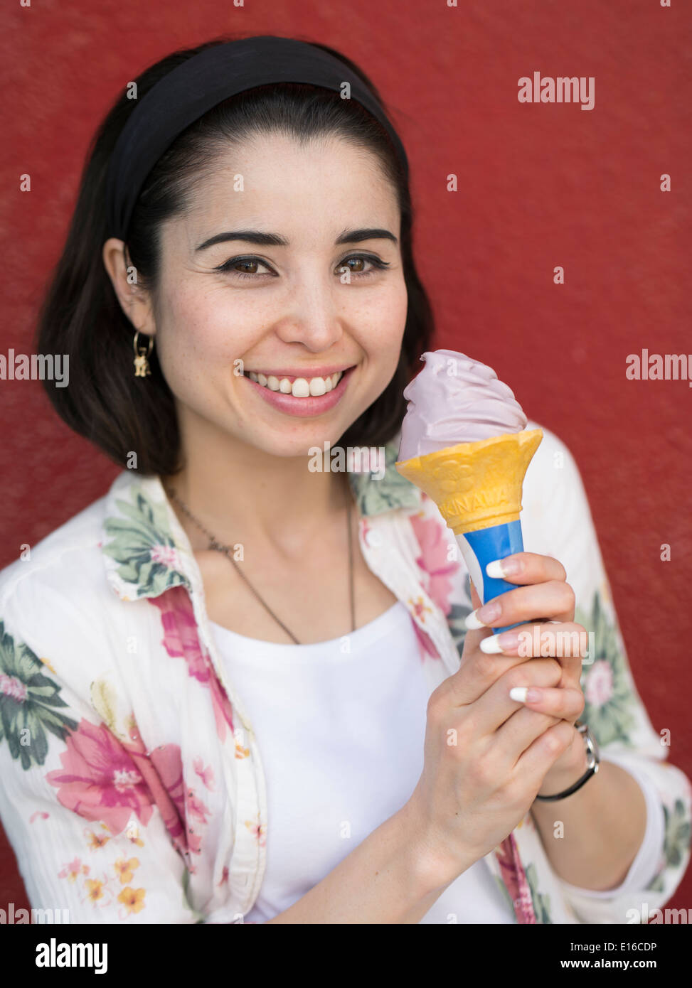 (Modèle femme) parution mange une glace à la pomme de terre par Blue Seal sur Kokusai Street, Naha, Okinawa Banque D'Images