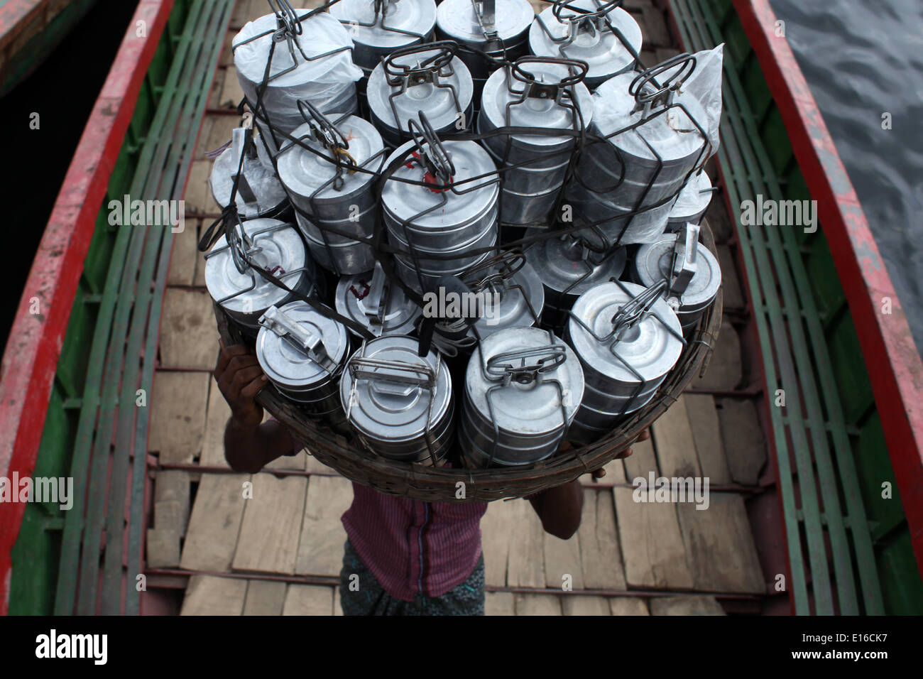 Dhaka Bangladesh 24 mai 2014 ; un homme transportant des sandwichs de la livraison dans leur marché. Tiffin signifie le déjeuner. Des milliers d'hommes et de femmes se lèvent tôt le matin pour préparer des repas pour la ville de la bande de plus en plus de faim les employés de bureau et les hommes d'affaires. Banque D'Images