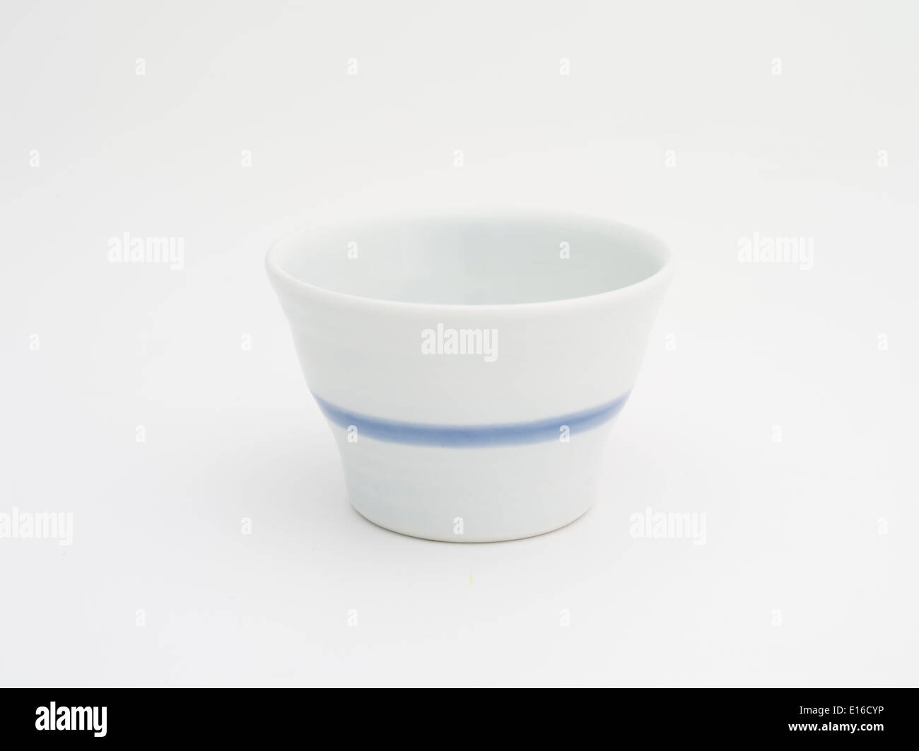 Simple Souci de tasse en vente à Arita, le Japon à la foire de la céramique Arita pour 100 yens (1 $) Banque D'Images