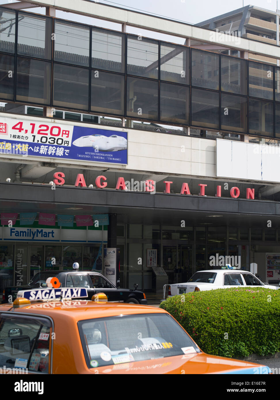 Des taxis à l'extérieur de la gare de Saga, Préfecture de Saga, Kyushu, Japon Banque D'Images