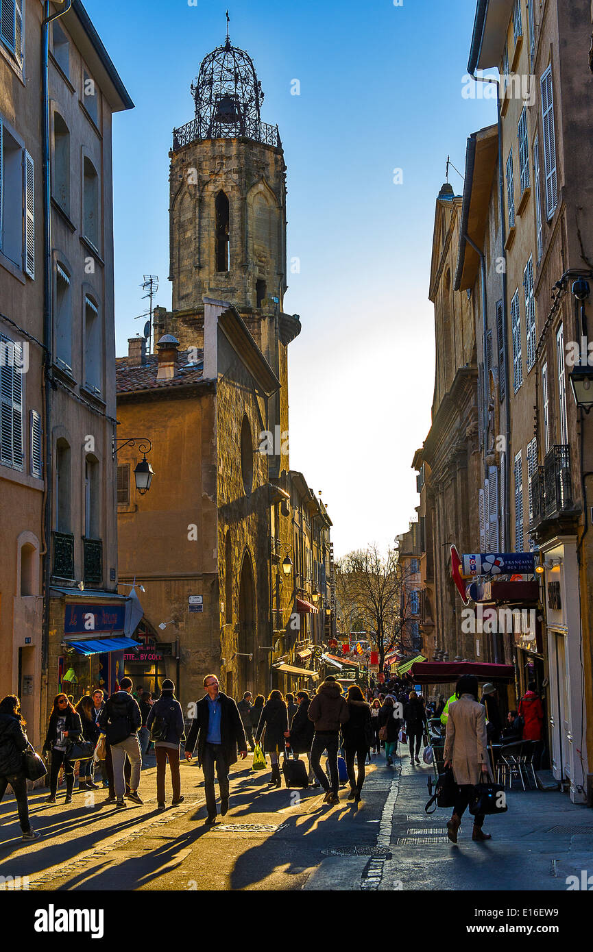 Europe, France, Bouches-du-Rhône, Aix-en-Provence. Les gens qui marchent dans une rue au crépuscule. Banque D'Images