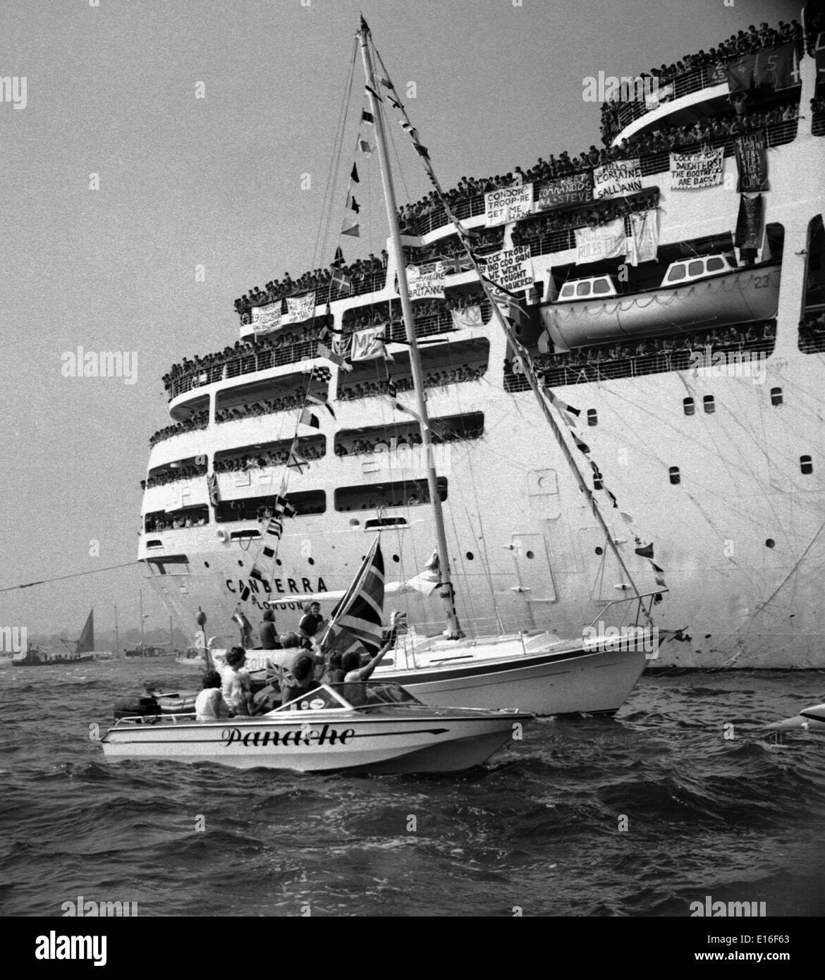 AJAXNETPHOTO. 11TH JUILLET 1982. SOUTHAMPTON, ANGLETERRE - S.S. CANBERRA, NAVIRE DE PÊCHE UTILISÉ PENDANT LE CONFLIT DES MALOUINES, RETOURNE À SOUTHAMPTON. PHOTO:JONATHAN EASTLAND/AJAX Banque D'Images