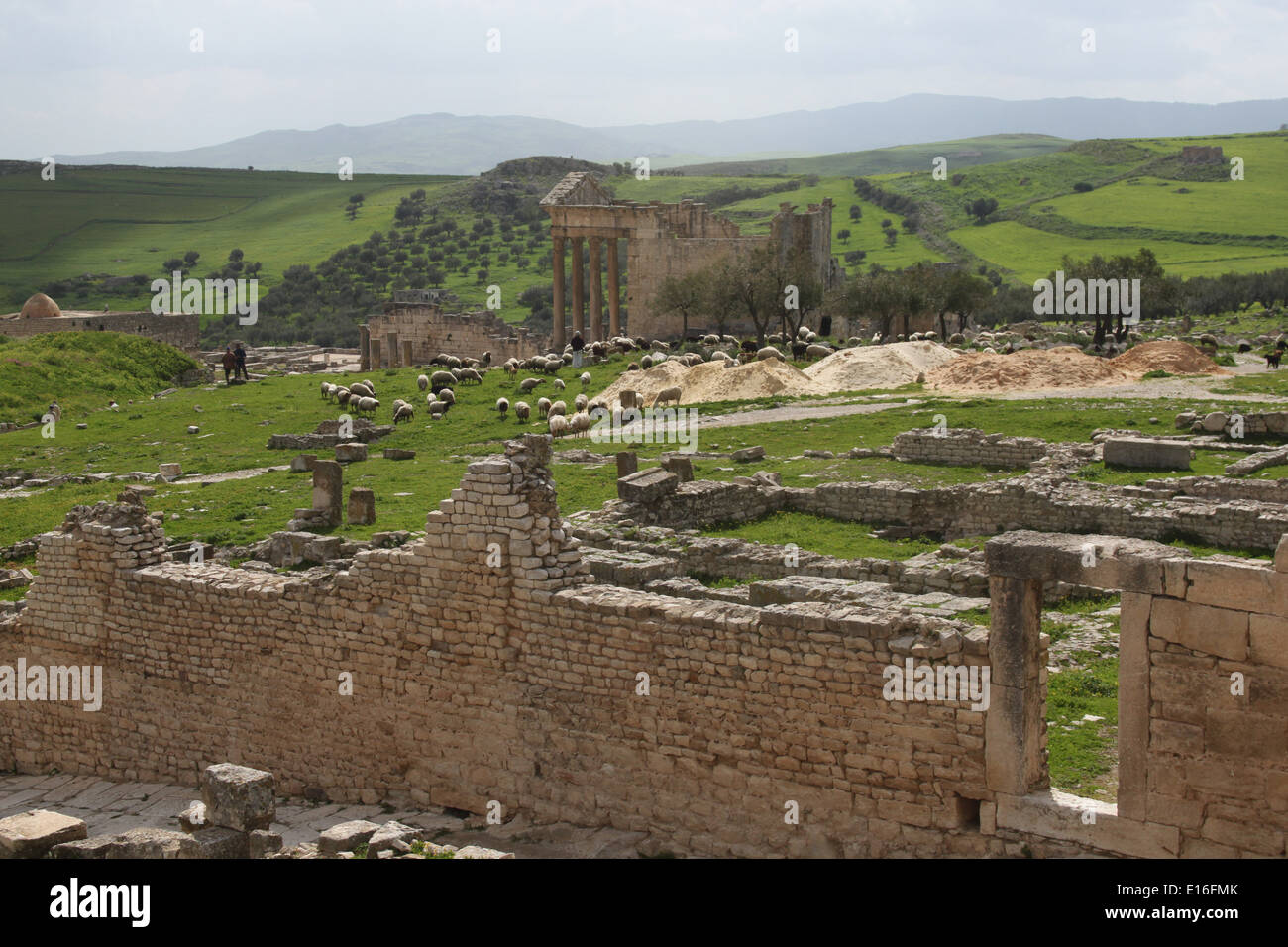 Vue de la ville romaine de Dougga et la campagne environnante, la Tunisie Banque D'Images