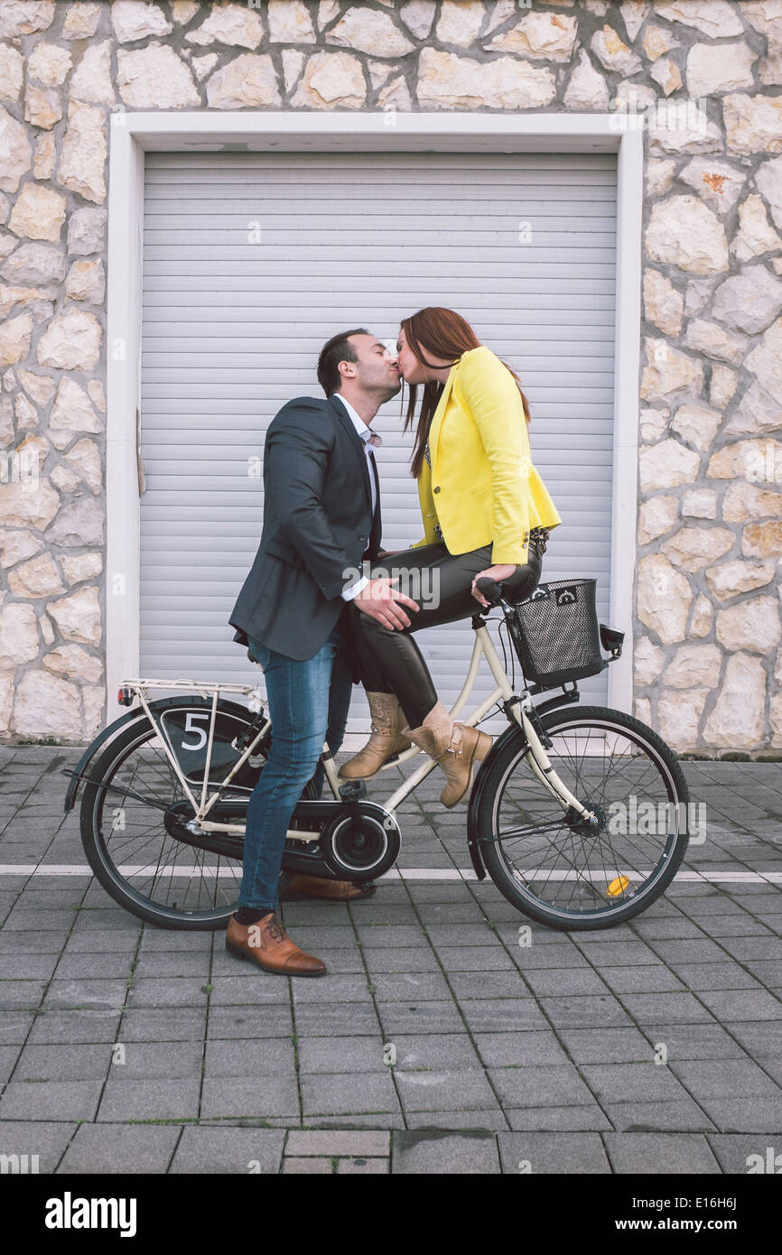 Beau couple sur le vélo Banque D'Images