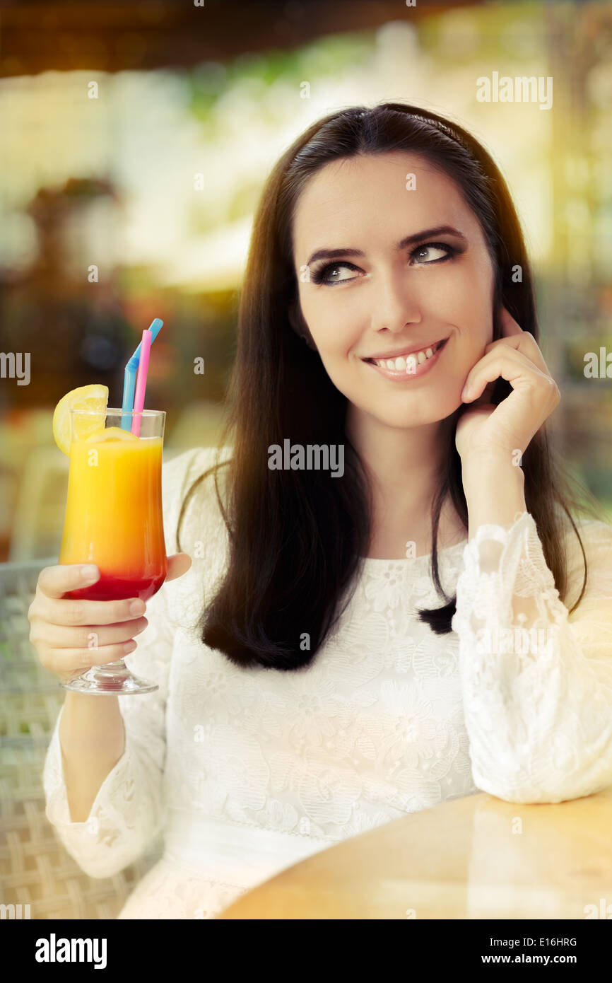 Jeune femme avec cocktail coloré verre dehors Banque D'Images