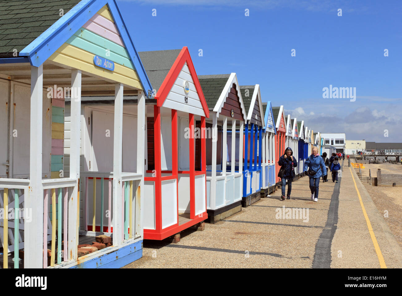 Southwold, Suffolk, Angleterre, Royaume-Uni. 24 mai 2014. Il s'agissait d'une lumineuse journée sur la côte du Suffolk. Personnes ont apprécié une promenade à côté de la plage des huttes sur le front au début du week-end férié. Credit : Julia Gavin/Alamy Live News Banque D'Images