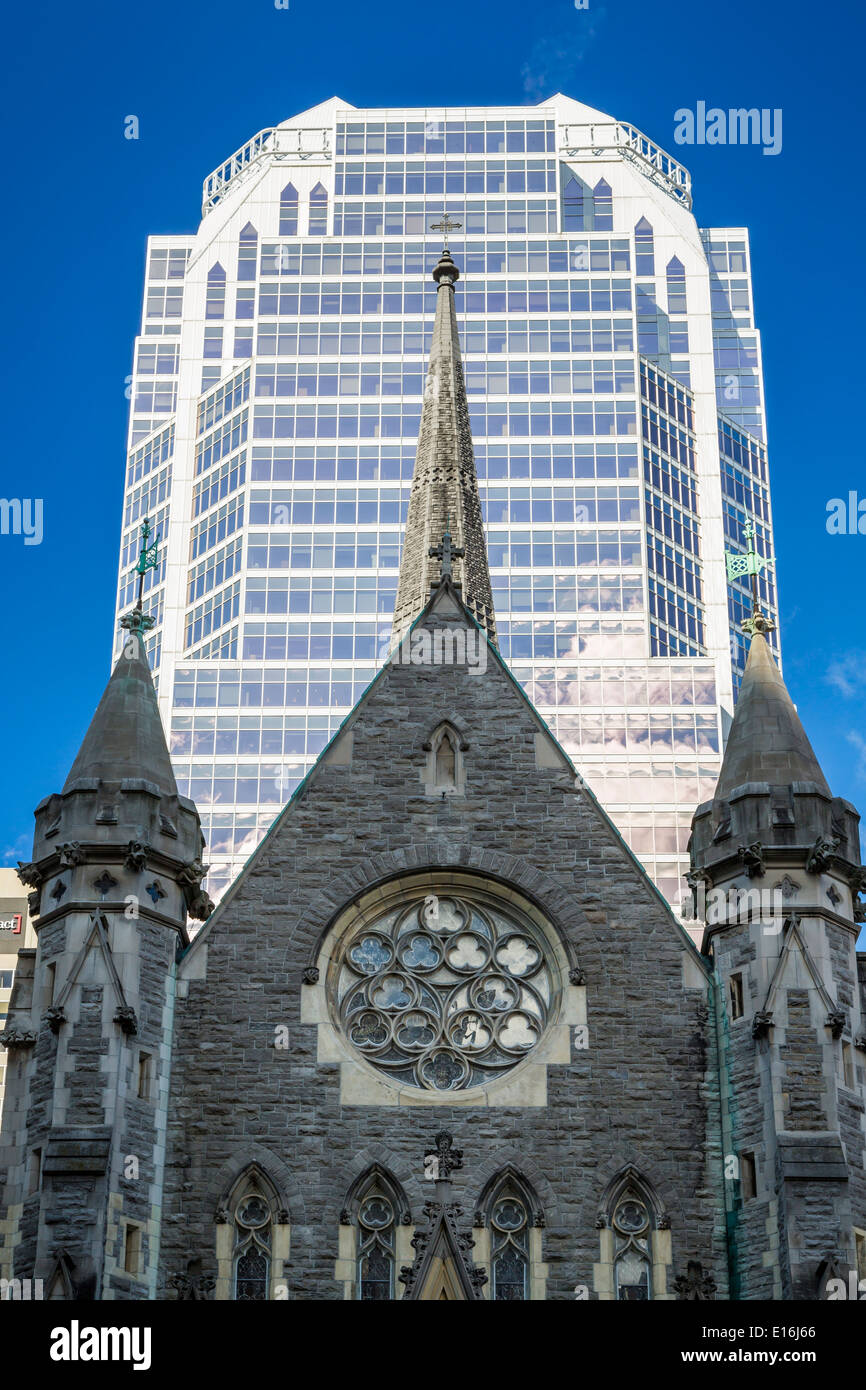 La Cathédrale Christ Church et une tour de bureaux modernes au centre-ville de Montréal, Québec, Canada. Banque D'Images