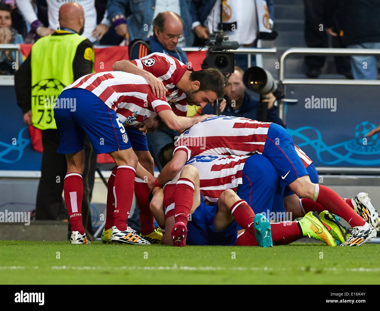 24.05.2014, Lisbonne, Portugal. Diego Godin, défenseur de l'Atletico Madrid (C) célèbre après avoir marqué le premier but pour son équipe lors de la finale de la Ligue des Champions de match entre le Real Madrid et l'Atletico Madrid au Sport Lisboa e Benfica Stadium, Lisbonne, Portugal Banque D'Images