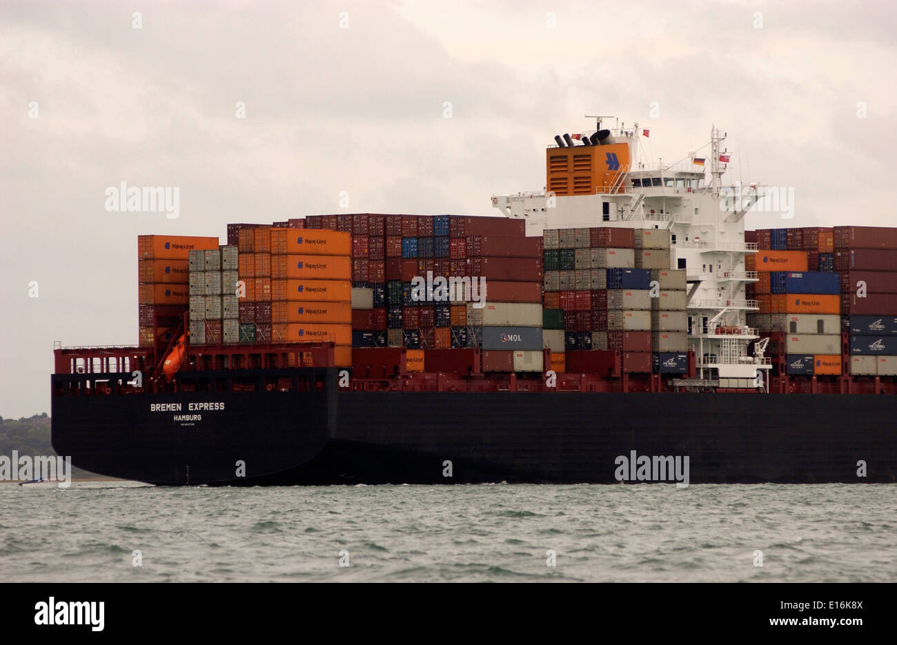 SOUTHAMPTON, Angleterre.-importations arrivent-conteneurs empilés sur le pont de la Hapag Lloyd Bremen Express. Photo:Jonathan Eastland. Banque D'Images