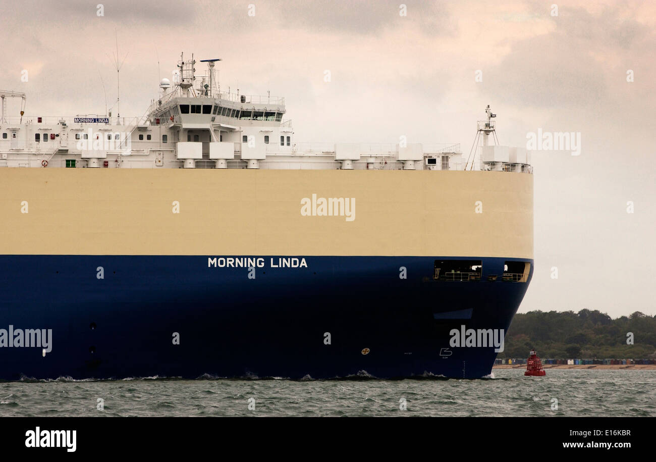 AJAXNETPHOTO - 16 septembre 2009 - SOUTHAMPTON, ANGLETERRE. - Transporteur de voiture matin Linda dans le Solent. Photo : Jonathan Eastland/Ajax Ref : 91609 3004 Banque D'Images