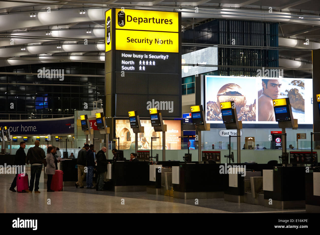 Vérifier dans un bureau de la sécurité des départs et gouttes sac London Heathrow Airport Terminal 5 tôt le matin, UK Banque D'Images