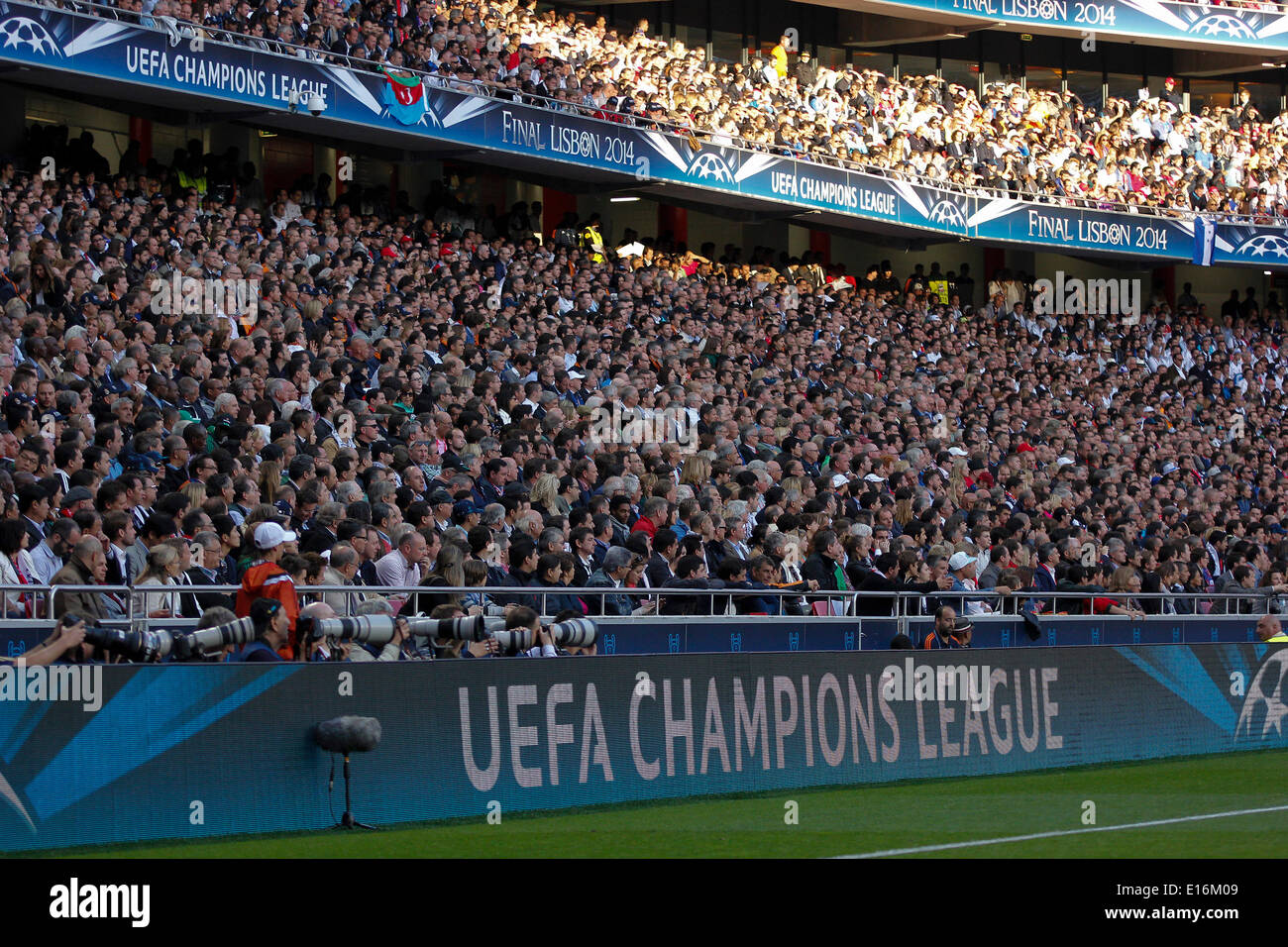 Spectateurs assister au jeu durant la finale de la Ligue des Champions : Real Madrid x Atlético de Madrid au stade de la Luz à Lisbonne, Portugal, le samedi 24 mai, 2014. Banque D'Images