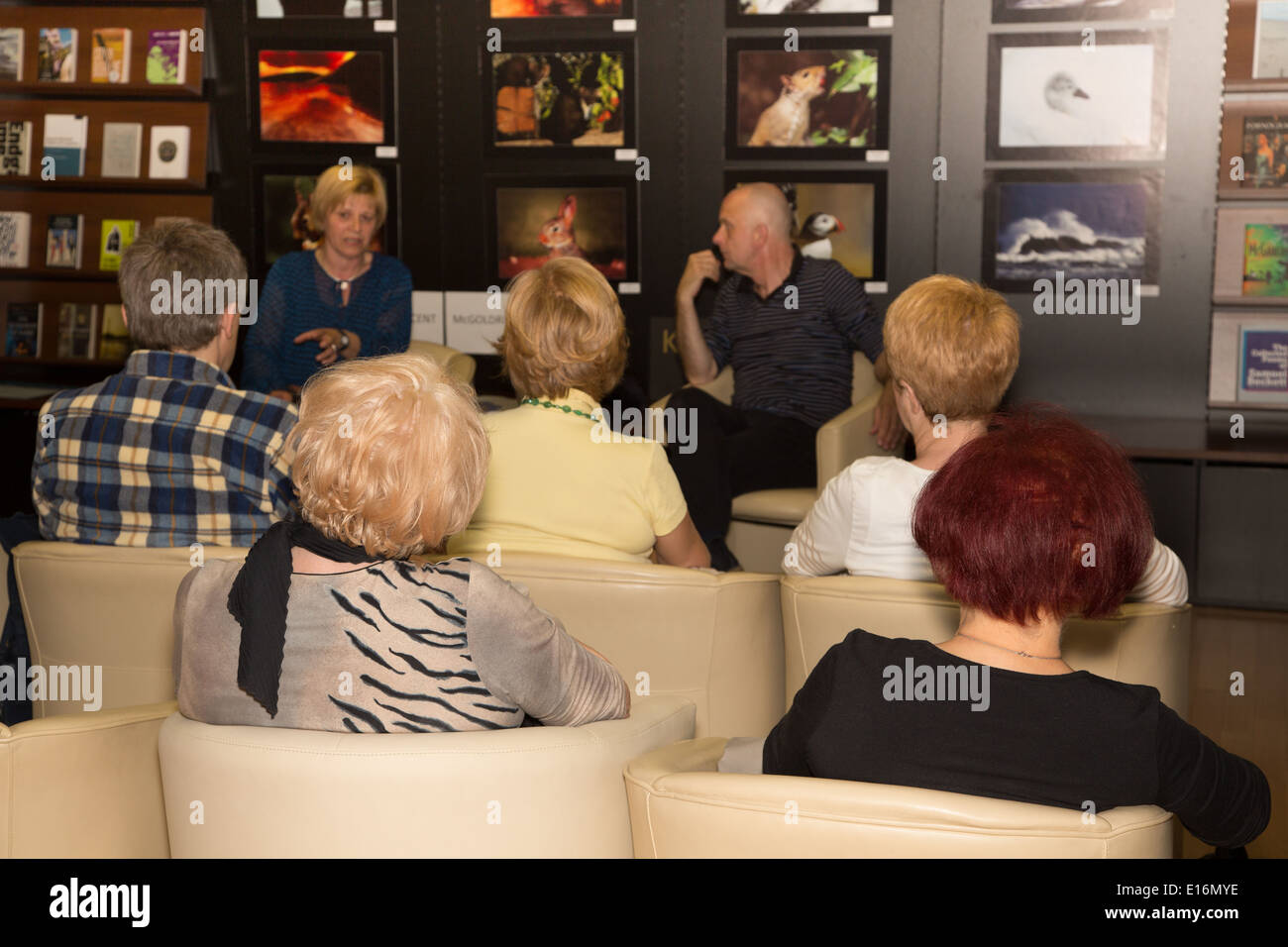 Littérature irlandaise & Traduction, discussion avec Mme Tina traducteur littéraire et critique littéraire Mahkota M. Matej Bogataj. Banque D'Images