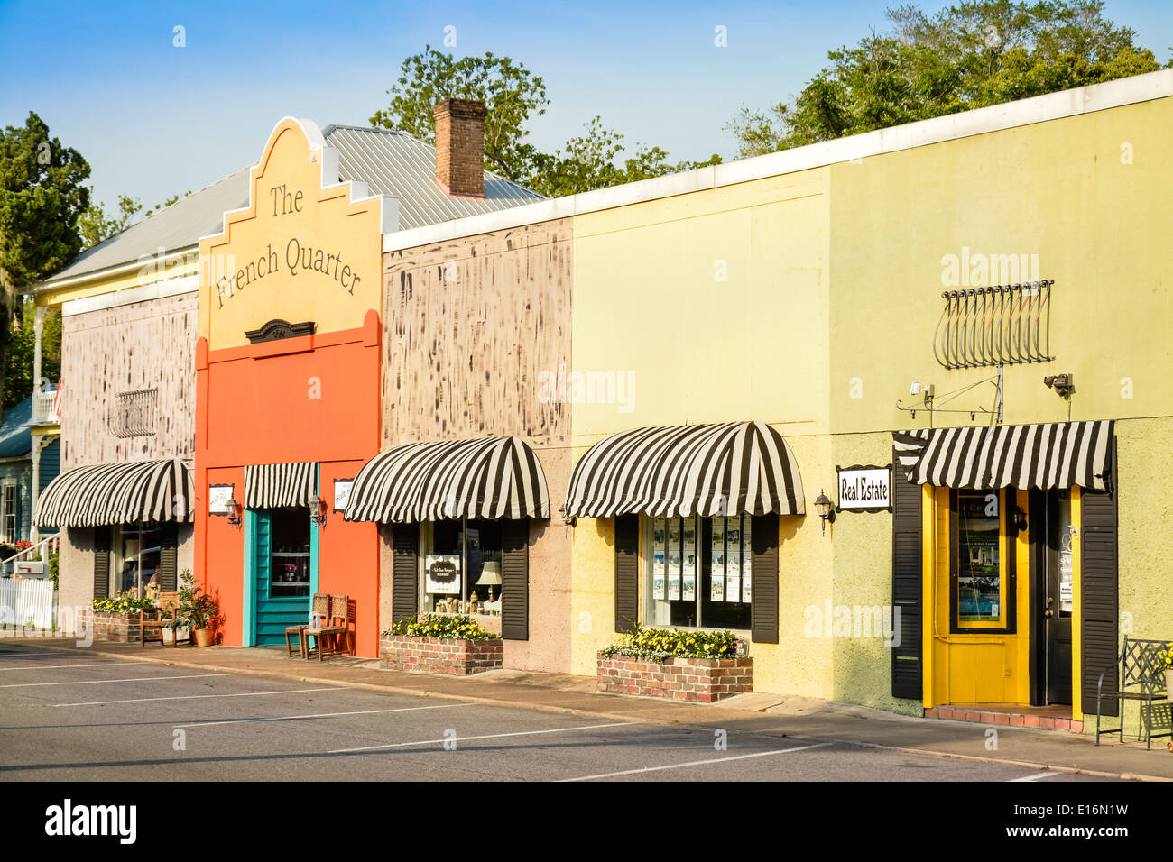 Charmant, coloré et historiquement importants édifices abritent aujourd'hui l'immobilier et mobilier entreprises dans St Mary's, GA Banque D'Images