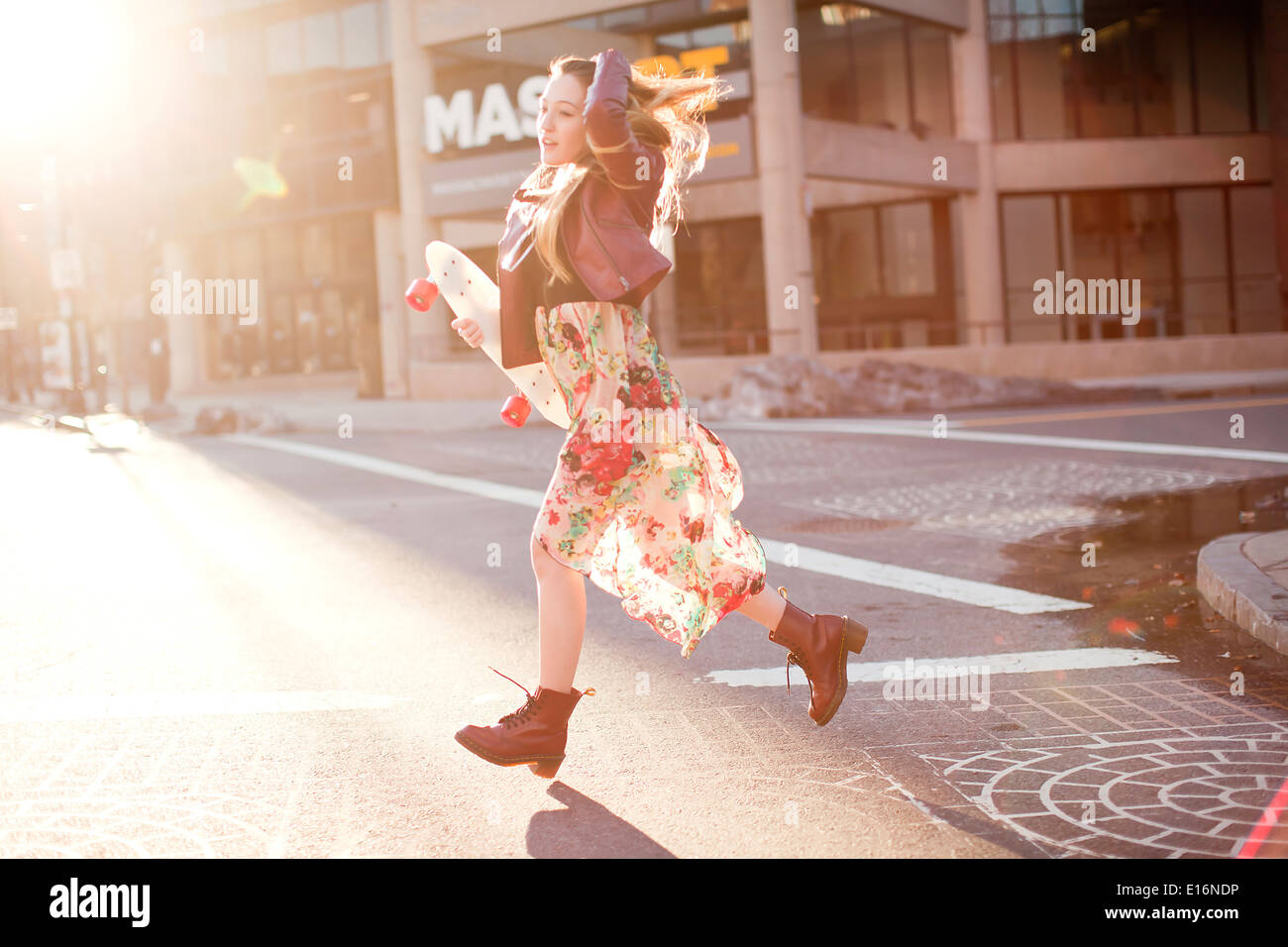 Young adult woman running, Boston, Massachusetts, USA Banque D'Images