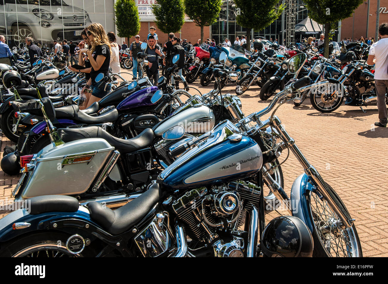 Turin, Italie. 24 mai, 2014. Italie Piémont Turin Mirafiori Motor Village Samedi 24 et dimanche 25 mai 2014, pour la première fois de leur histoire, la légendaire Jeep ® et la marque Harley-Davidson, ont fait équipe dans un grand événement avec une intention bénéfique (en faveur de l'IRCC, l'Institut du Cancer Candiolo ). Dans les espaces du Mirafiori Motor Village, sont deux jours de plaisir et plein de nombreuses initiatives : Crédit : Realy Easy Star/Alamy Live News Banque D'Images