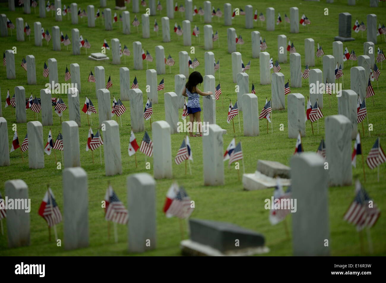 Corozal, au Panama. 24 mai, 2014. Une fille marche entre les tombes au cimetière américain de Corozal durant la fin de semaine du Memorial Day, dans la ville de Corozal, autour de trois kilomètres de la ville de Panama, capitale du Panama, le 24 mai 2014. Plus de 5 000 anciens combattants américains sont enterrés dans le cimetière américain de Corozal. Credit : Mauricio Valenzuela/Xinhua/Alamy Live News Banque D'Images