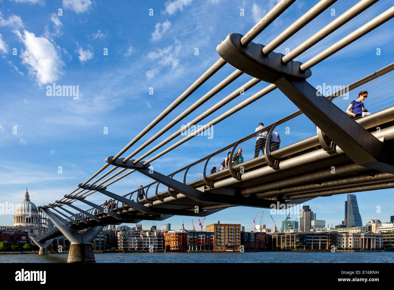 Les personnes qui traversent le Millennium Bridge, Londres, Angleterre Banque D'Images