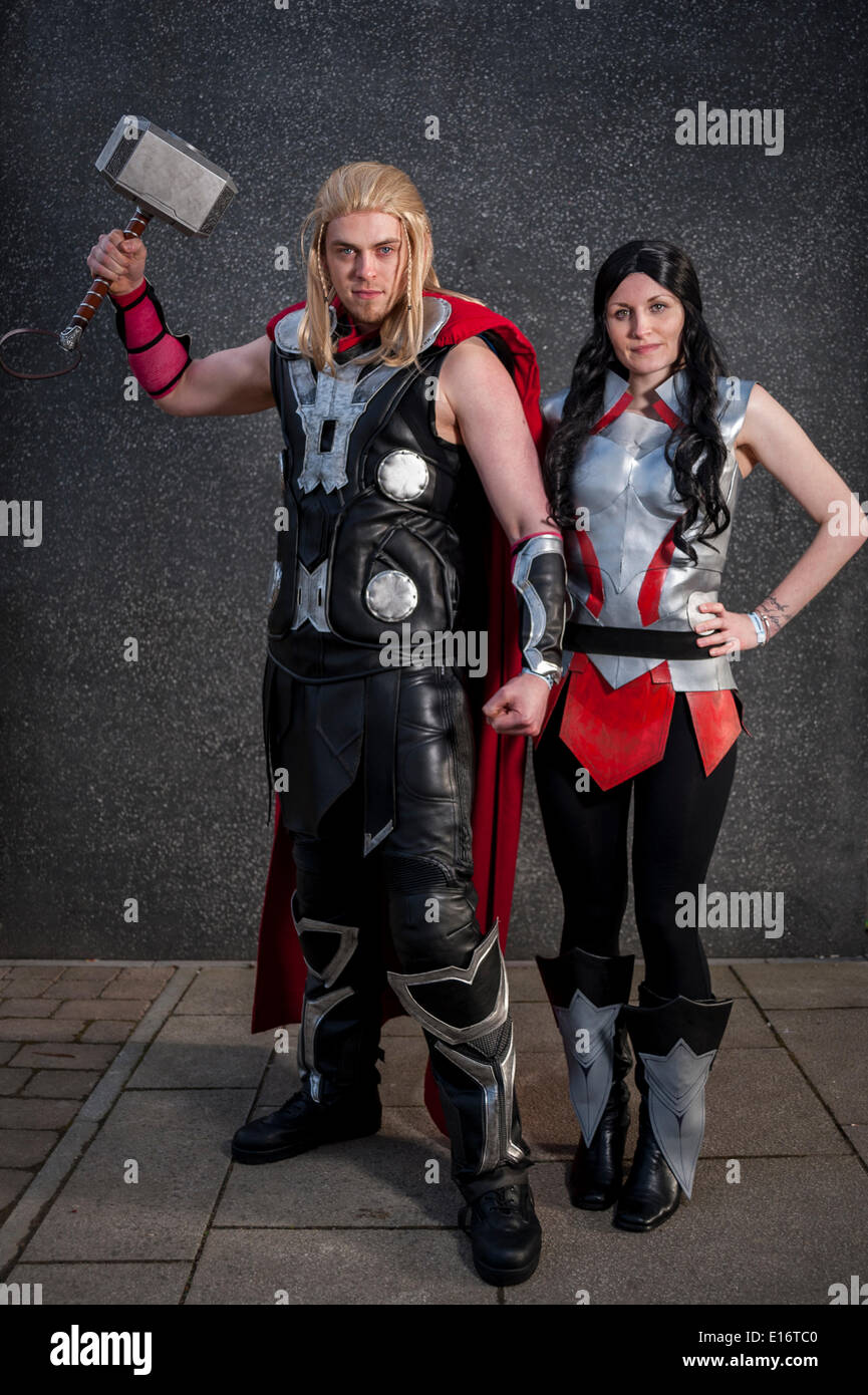 Londres, Royaume-Uni, 24 mai 2014 - bd fans cosplay et rassemblés au centre Excel à Royal Victoria Docks à la bi-annual London Comic Con festival. De nombreux participants ont dépensé beaucoup d'argent et le temps de perfectionner leurs costumes. Photo - Thor et de films Marvel Sith. Crédit : Stephen Chung/Alamy Live News Banque D'Images