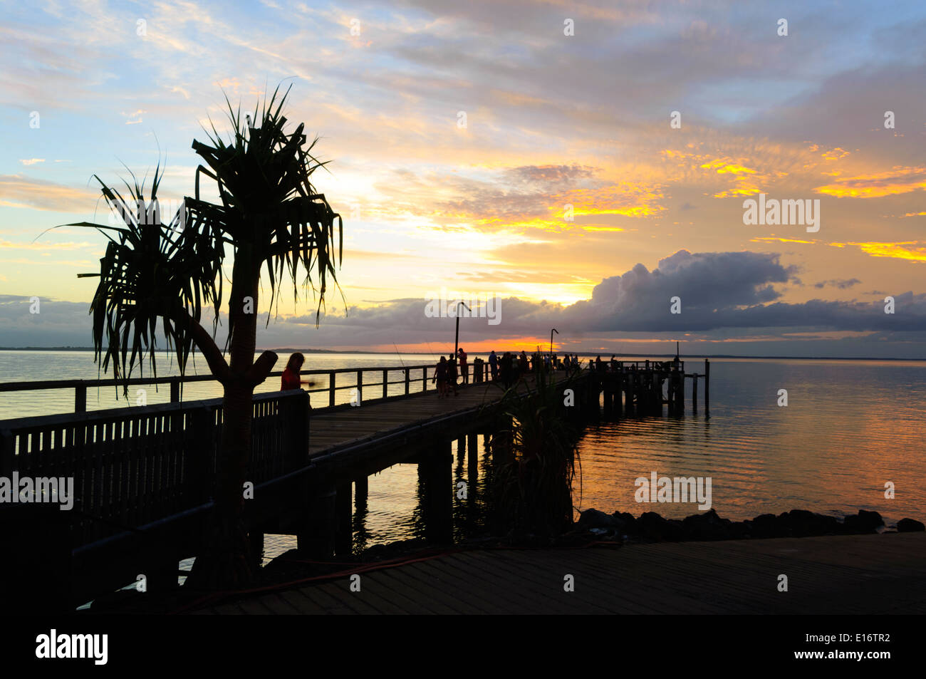 Coucher du soleil - Kingfisher Bay Resort Jetty - Fraser Island - Queensland - Australie Banque D'Images