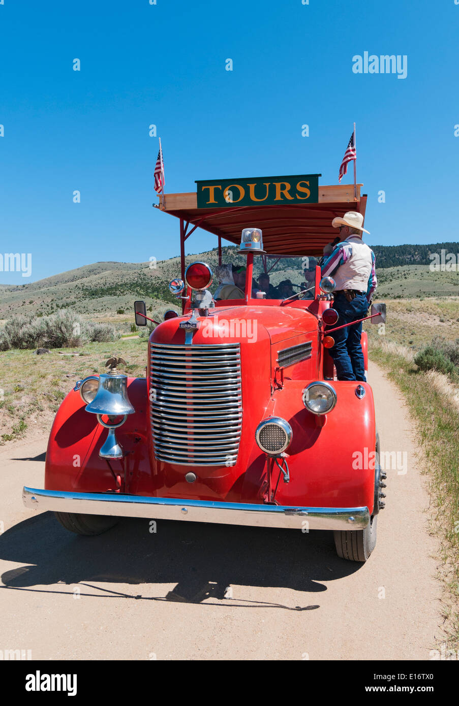 Montana, Virginia City, 19C ville minière, Boot Hill Cemetery, tour bus ancien vintage fire engine Banque D'Images