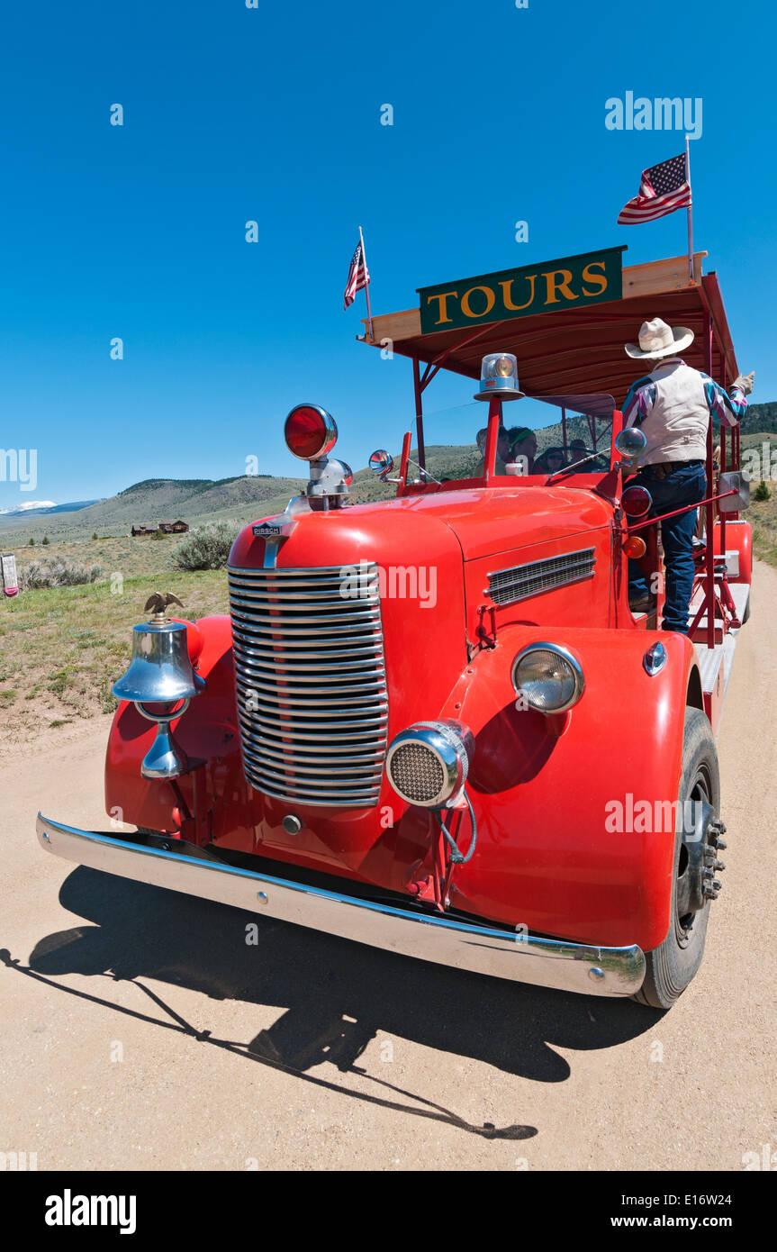 Montana, Virginia City, 19C ville minière, Boot Hill Cemetery, tour bus ancien vintage fire engine Banque D'Images