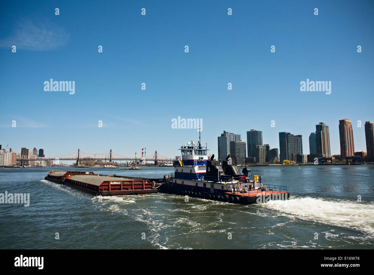 Tugboat pushing barges de gravier sur New York City's East River Banque D'Images