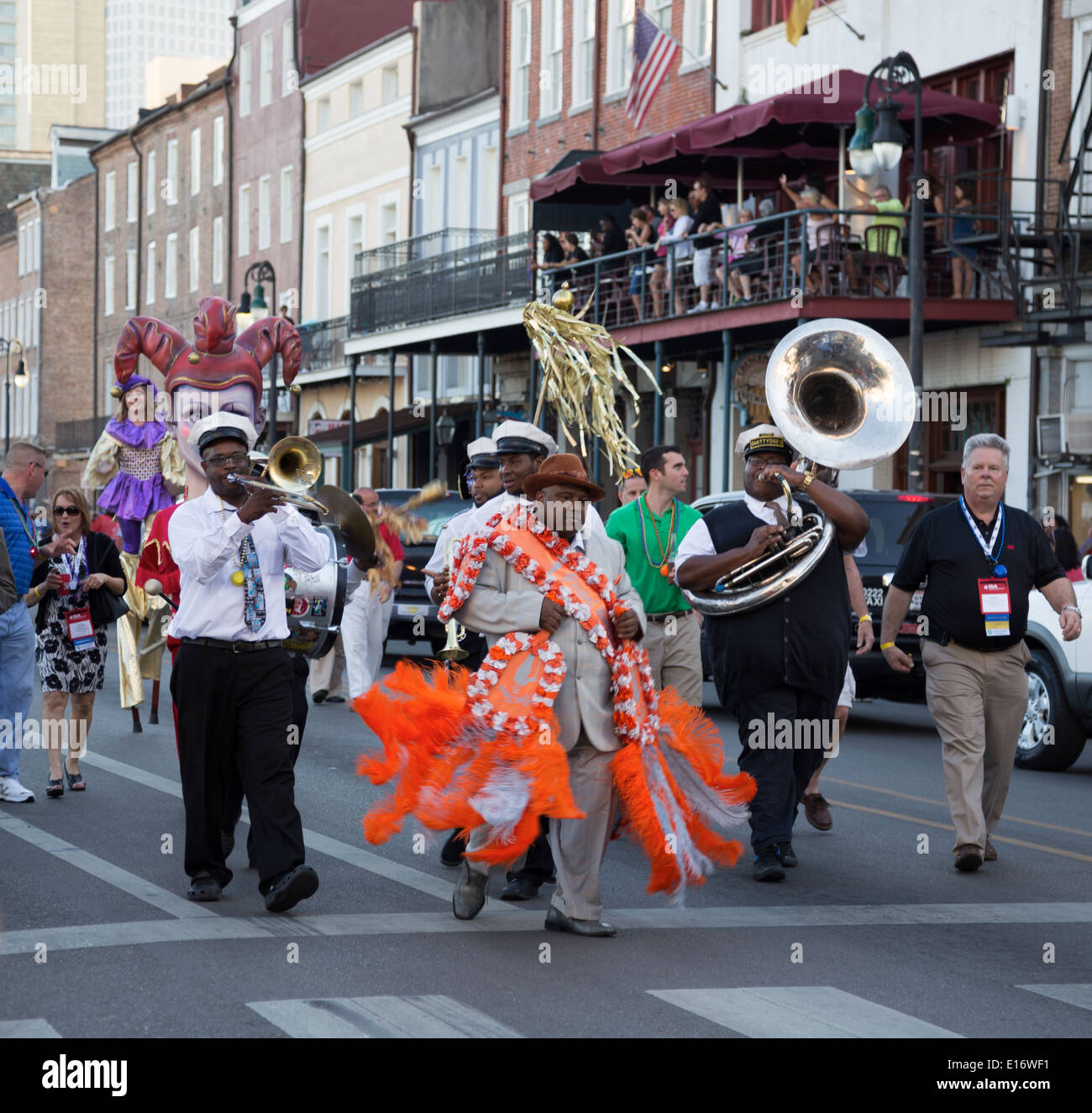 Défilé dans les rues du quartier français, la Nouvelle Orléans, Louisiane, USA Banque D'Images
