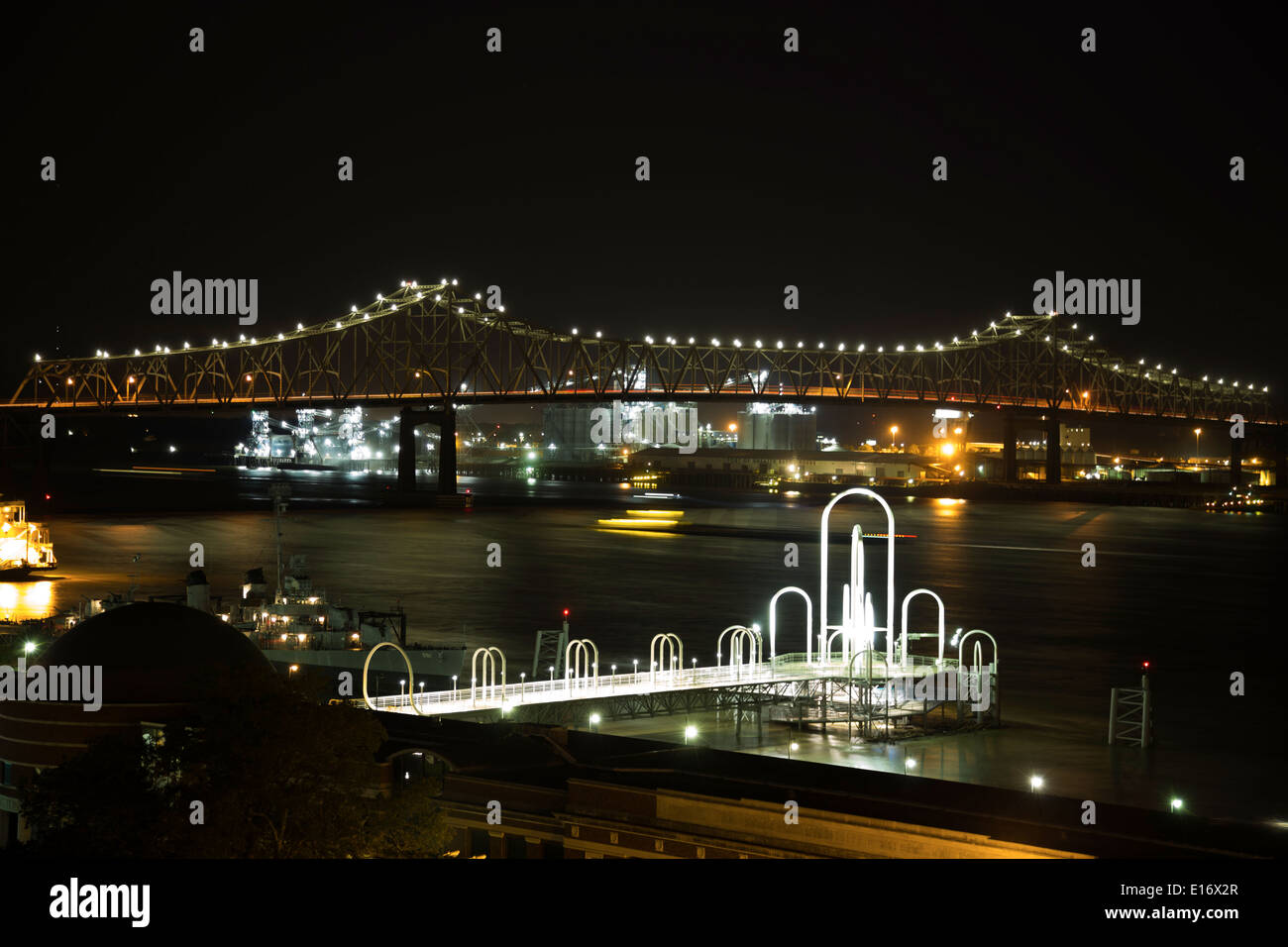 Une longue exposition à la nuit de la rivière Mississippi, à Baton Rouge Banque D'Images