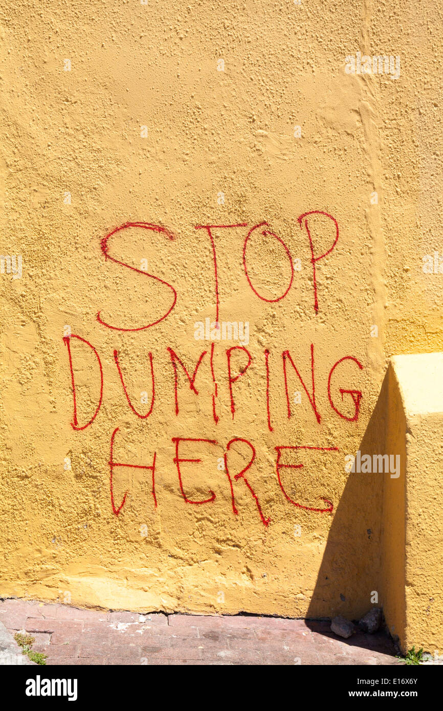 Graffiti sur mur résidentiel d'empêcher les gens d'ordures et déchets il y a dumping Banque D'Images