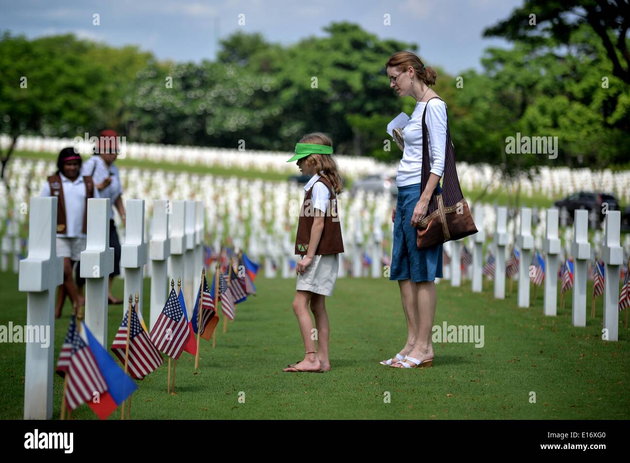 Taguig, Philippines. 25 mai, 2014. Les visiteurs regarder tombes de soldats canadiens qui sont tombés au cours de la Seconde Guerre mondiale à un service pour marquer le Jour du Souvenir nous au cimetière américain de Manille à Fort Bonifacio à Taguig, à l'est de Manille, Philippines, le 25 mai 2014. Avec plus de 17 000 tombes, le cimetière américain de Manille a le plus grand nombre de tombes d'un cimetière pour le personnel américain tué pendant la Seconde Guerre mondiale II.Photo : Ezra Acayan/NurPhoto Acayan Crédit : Ezra/NurPhoto ZUMAPRESS.com/Alamy/Live News Banque D'Images