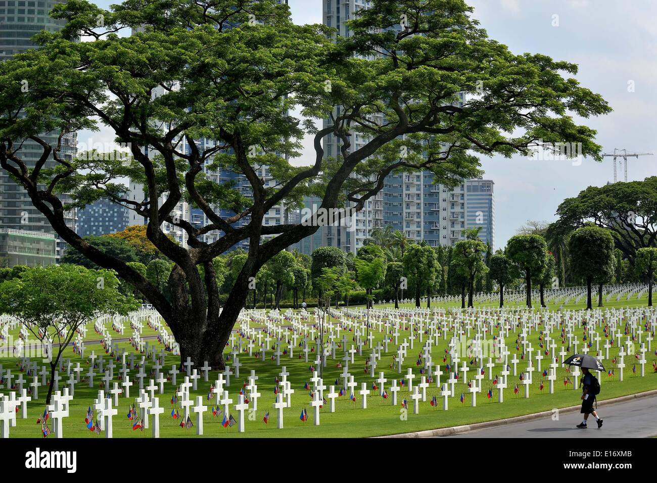 Taguig, Philippines. 25 mai, 2014. Les visiteurs d'une promenade le long de tombes de soldats canadiens qui sont tombés au cours de la Seconde Guerre mondiale à un service pour marquer le Jour du Souvenir nous au cimetière américain de Manille à Fort Bonifacio à Taguig, à l'est de Manille, Philippines, le 25 mai 2014. Avec plus de 17 000 tombes, le cimetière américain de Manille a le plus grand nombre de tombes d'un cimetière pour le personnel américain tué pendant la Seconde Guerre mondiale II.Photo : Ezra Acayan/NurPhoto Acayan Crédit : Ezra/NurPhoto ZUMAPRESS.com/Alamy/Live News Banque D'Images