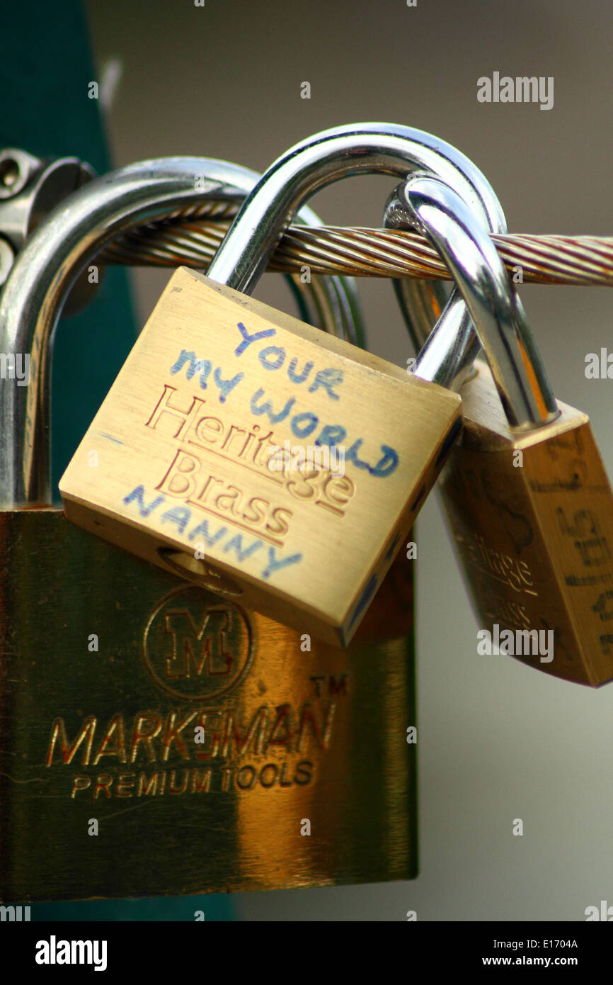 Love lock avec erreur de grammaire enlacés sur un pont sur la rivière Wye de Bakewell, Peak District, England, UK Banque D'Images