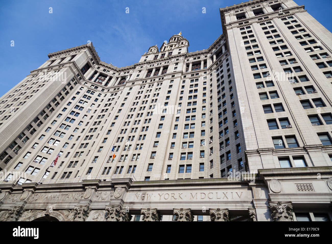 L'ancien édifice municipal de Manhattan à New York avec ciel bleu Banque D'Images