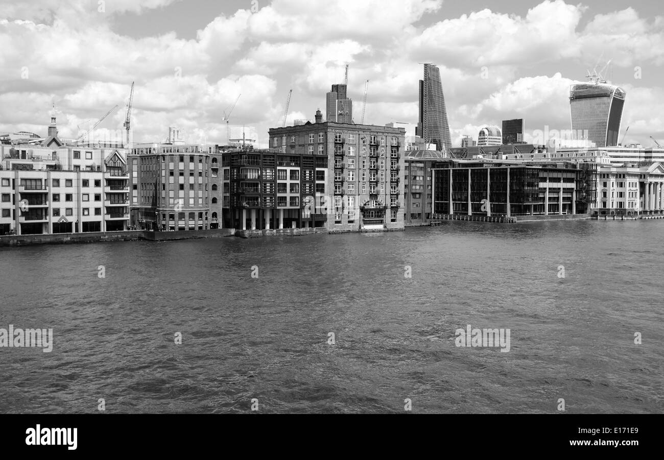 Vue de Londres à l'est de Millenium Bridge, montrant le talkie walkie et bâtiments de Leadenhall Banque D'Images