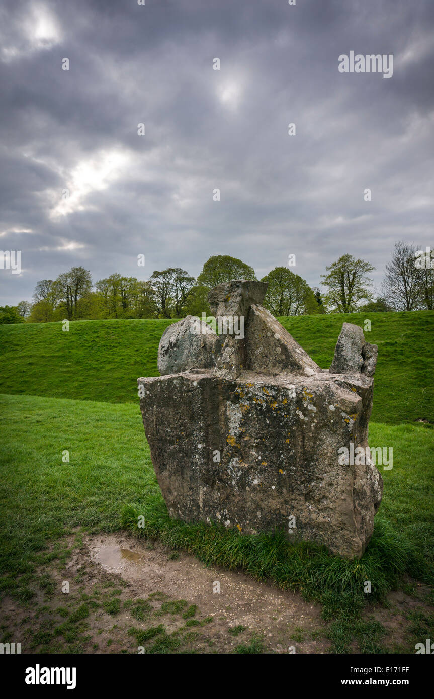 Sarcen mutilés dans pierre néolithique d'Avebury Stone Circle et le henge monument, Wiltshire, Royaume-Uni Banque D'Images