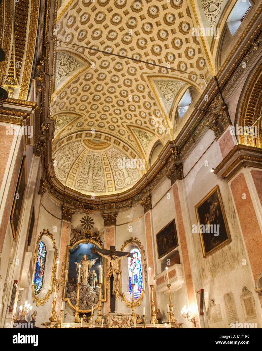 eglise-interieur-catholique-christ-banque-de-photographies-et-d-images