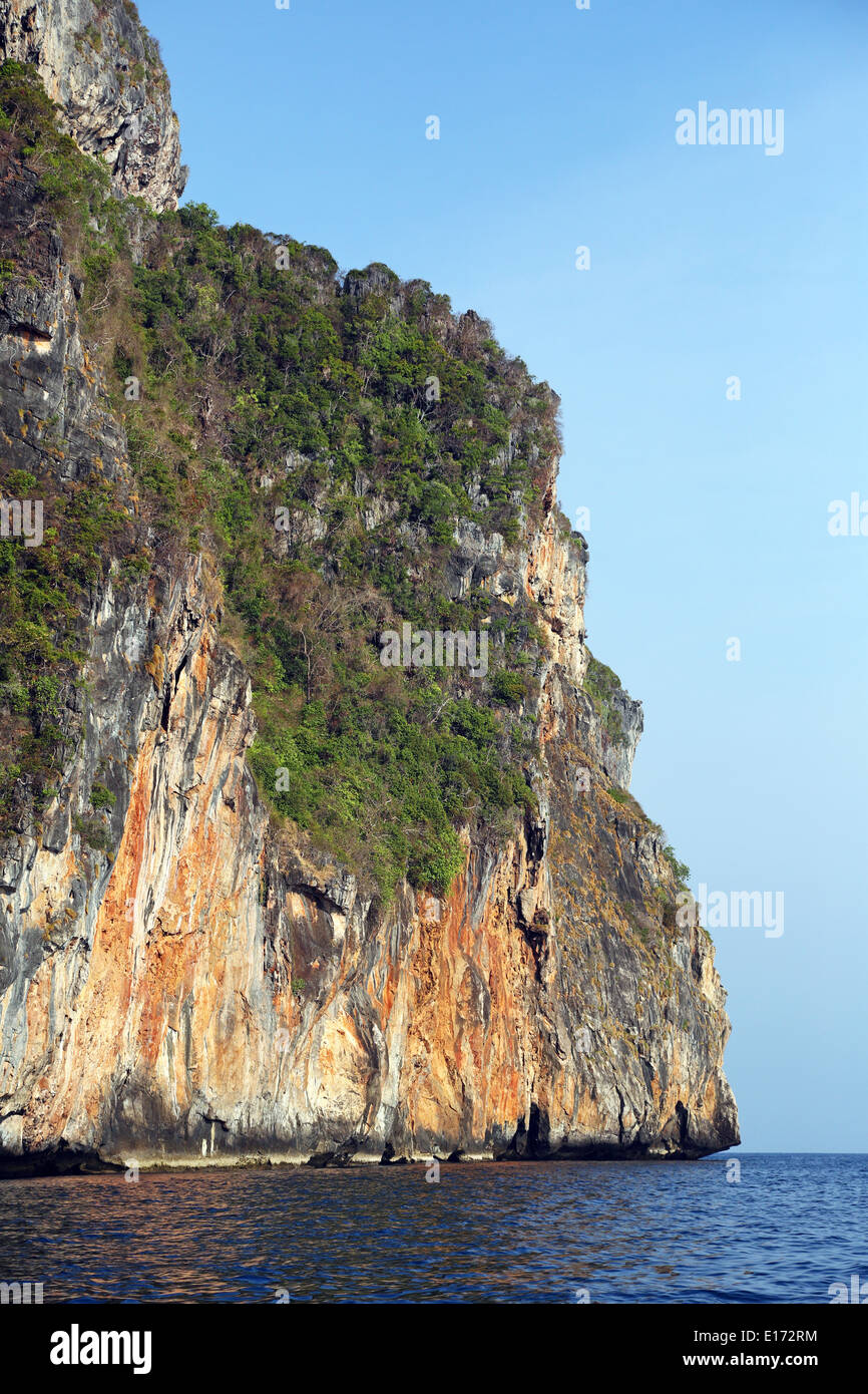 Falaises calcaires sur Ko Phi Phi Don island beach, la mer d'Andaman, Thaïlande Banque D'Images