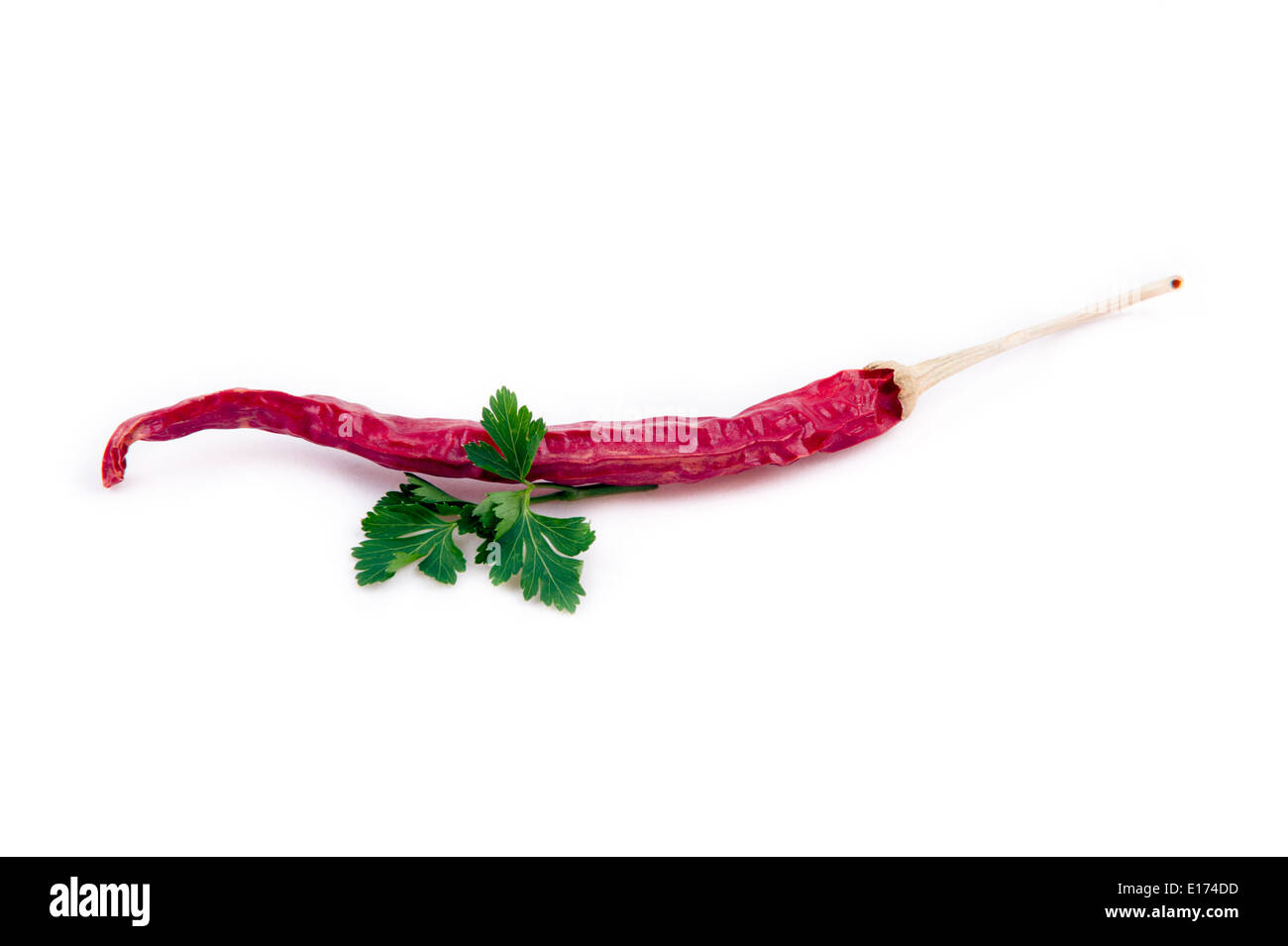 Red hot chili pepper turc séchées Maras biberi blanc isolé Banque D'Images