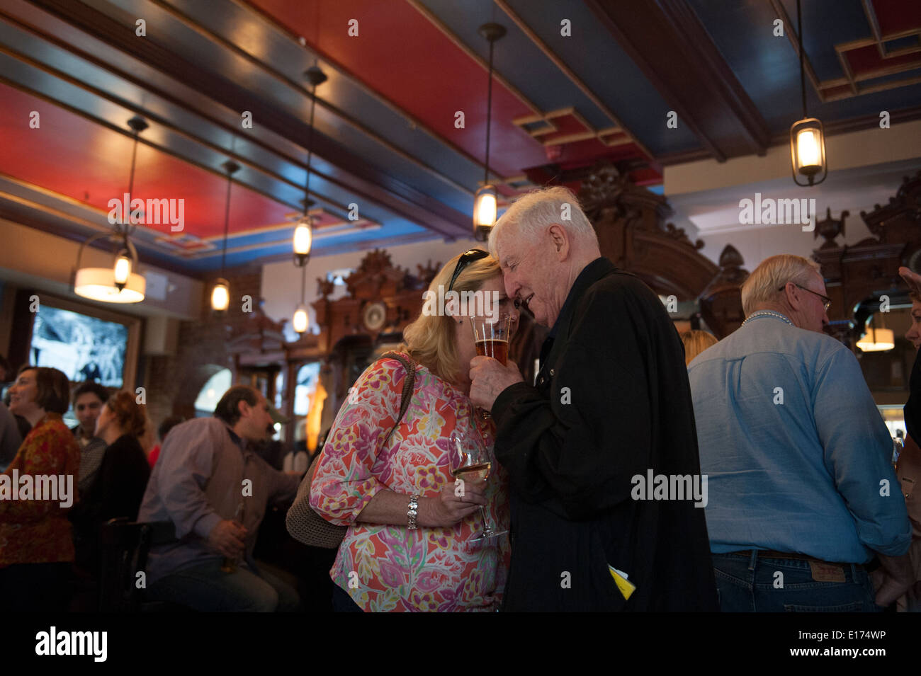 Couple de personnes âgées dans le Café de Paris, un bar et restaurant dans le port maritime de South Street, Manhattan, New York. Banque D'Images